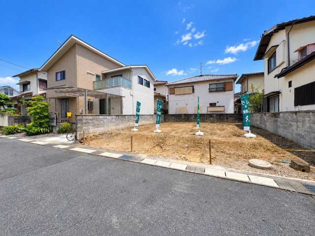 長岡京市柴の里の前面道路含む現地写真|間口、奥行き共にゆとりのある土地のため、お客様の要望を詰め込んだ理想の住まいが建築できそうです！