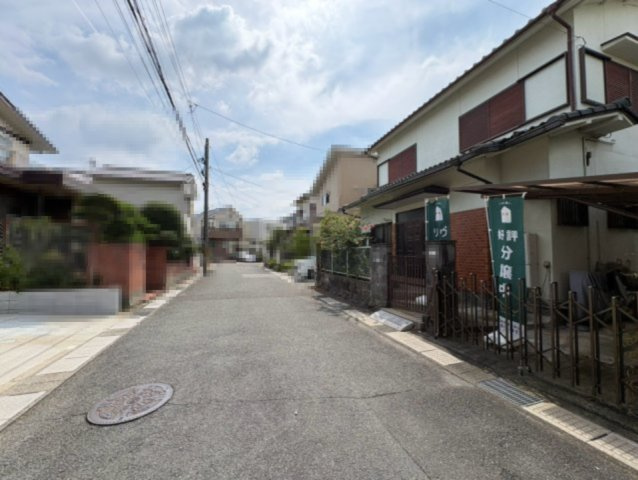 長岡京市柴の里の前面道路含む現地写真|前面道路幅員約6.0m。北向きのため、落ち着いた採光がとれそうです！
