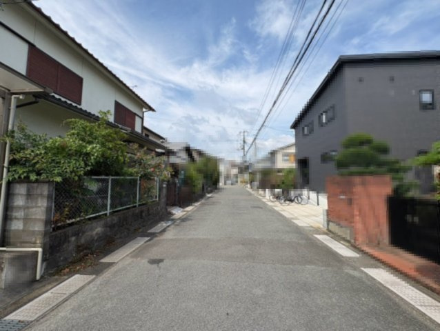 長岡京市柴の里の前面道路含む現地写真|前面道路と敷地との高低差もなく、運転が苦手な方も駐車がしやすそうです！