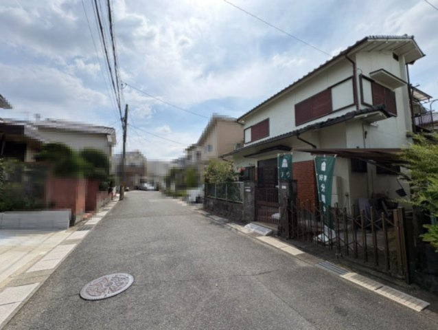 長岡京市柴の里の前面道路含む現地写真|プランニング次第で南側に庭をとり、プライベート感のあるガーデンライフを楽しめそうです！