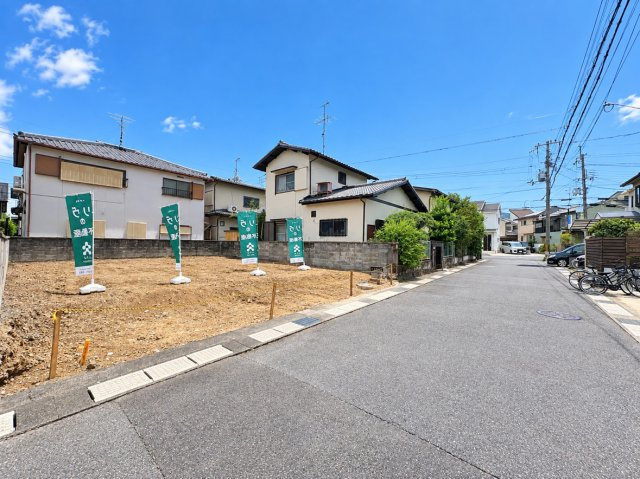 長岡京市柴の里の前面道路含む現地写真|プランニング次第で南側に庭をとり、プライベート感のあるガーデンライフを楽しめそうです！