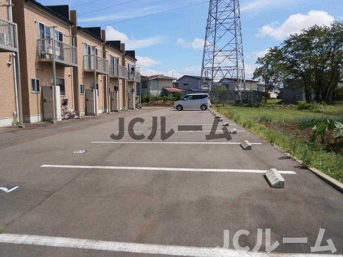 ラグナハウス B棟の駐車場
