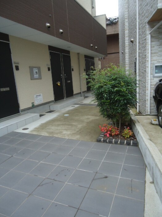 福岡市中央区平尾３丁目のアパートのエントランス