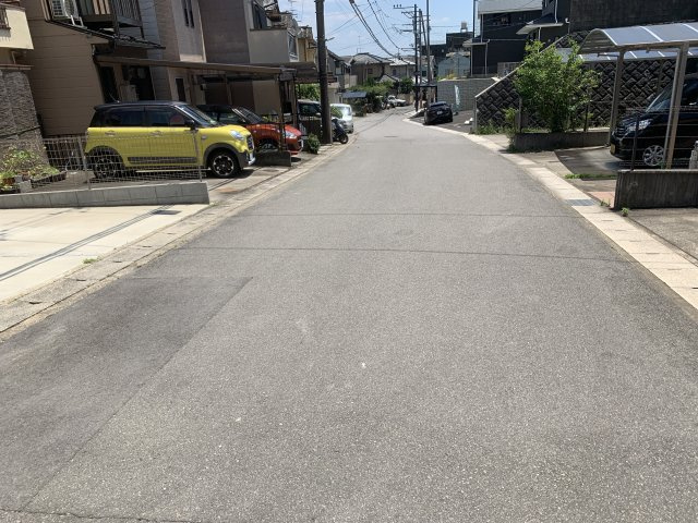 京都市北区西賀茂蟹ケ坂町　新築一戸建ての前面道路含む現地写真