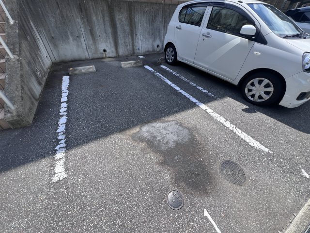 アメーヌ・コートの駐車場