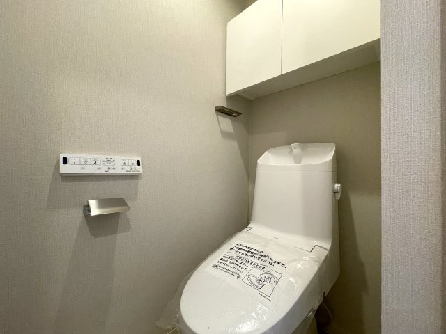 超！開放感満載のルーバルが魅力！！お部屋サイズの広さで何しよう？？それを考えるだけでもオモシロイ！！外観以上のポテンシャル！な、『ライオンズマンション三原第２』リノベーションのトイレ|トイレです