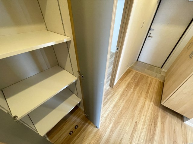 超！開放感満載のルーバルが魅力！！お部屋サイズの広さで何しよう？？それを考えるだけでもオモシロイ！！外観以上のポテンシャル！な、『ライオンズマンション三原第２』リノベーションの収納|収納豊富です