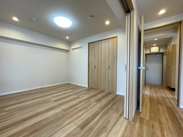 超！開放感満載のルーバルが魅力！！お部屋サイズの広さで何しよう？？それを考えるだけでもオモシロイ！！外観以上のポテンシャル！な、『ライオンズマンション三原第２』リノベーションの洋室|広々とした洋室です