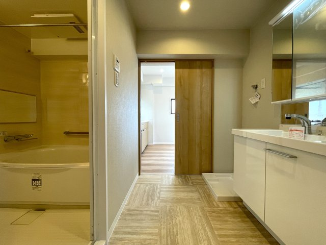 超！開放感満載のルーバルが魅力！！お部屋サイズの広さで何しよう？？それを考えるだけでもオモシロイ！！外観以上のポテンシャル！な、『ライオンズマンション三原第２』リノベーションの脱衣所