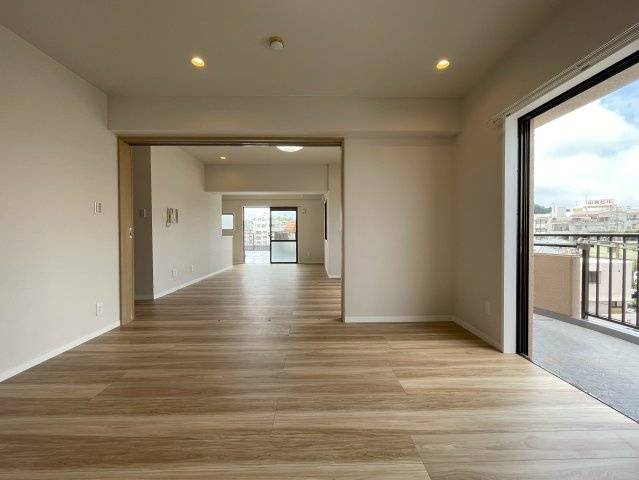 超！開放感満載のルーバルが魅力！！お部屋サイズの広さで何しよう？？それを考えるだけでもオモシロイ！！外観以上のポテンシャル！な、『ライオンズマンション三原第２』リノベーションの居間・リビング|ゆったり過ごせるリビングです