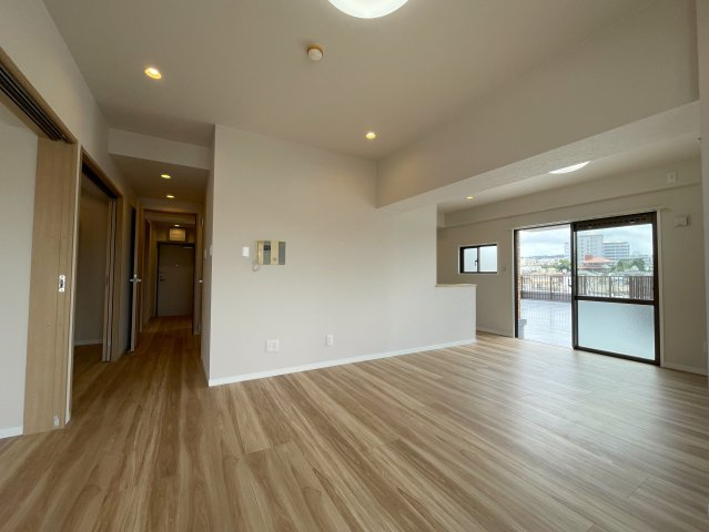 超！開放感満載のルーバルが魅力！！お部屋サイズの広さで何しよう？？それを考えるだけでもオモシロイ！！外観以上のポテンシャル！な、『ライオンズマンション三原第２』リノベーションの居間・リビング|リビングです