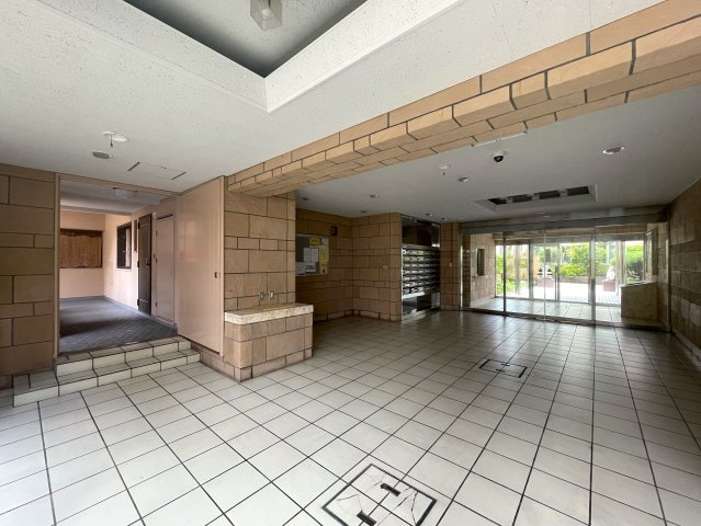 超！開放感満載のルーバルが魅力！！お部屋サイズの広さで何しよう？？それを考えるだけでもオモシロイ！！外観以上のポテンシャル！な、『ライオンズマンション三原第２』リノベーションのロビー