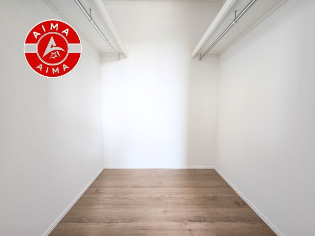 福岡市城南区片江2丁目第3-2棟（1号棟）の内観：施工例|洋服や大きな荷物が多い方や人数の多いご家族などは、一般的なクローゼットよりもウォークインクローゼットのほうが使い勝手が良いです。