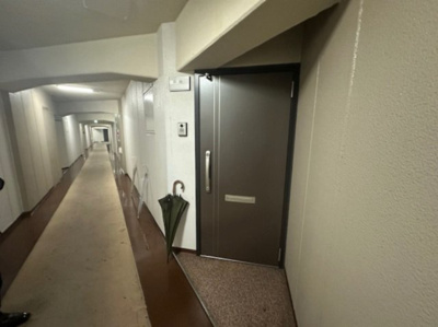 【玄関】 | エバーグリーン淀川2号館 | 天候や外気の影響を受けにくい、内廊下設計！防犯性も高く、居住者様が安心・快適に暮らせるマンションです。