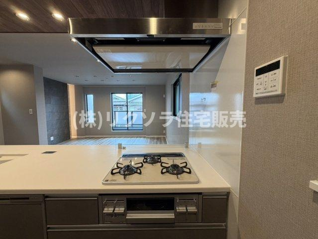 出口５丁目　新築一戸建てのキッチン|ビルトイン3口コンロ
■物件内覧・資金計画相談・住宅ローン相談、リフォーム相談、お問合せ受付中■
※当日・翌日のご内覧、ご相談はお電話でのお問合せがスムーズです！