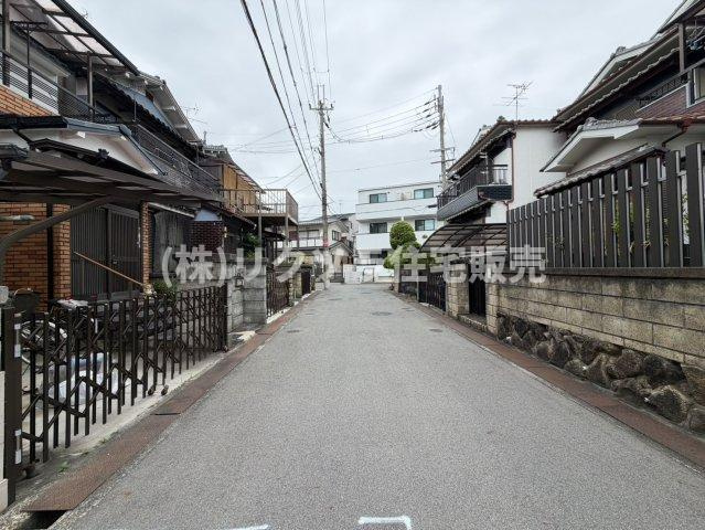 出口５丁目　新築一戸建ての前面道路含む現地写真|前道　東　幅員4.7ｍ
■物件内覧・資金計画相談・住宅ローン相談、リフォーム相談、お問合せ受付中■
※当日・翌日のご内覧、ご相談はお電話でのお問合せがスムーズです！