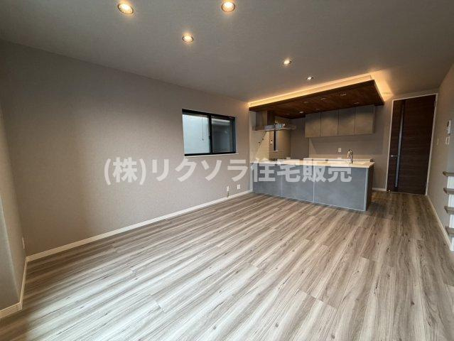出口５丁目　新築一戸建ての居間・リビング|LDK16.6帖
■物件内覧・資金計画相談・住宅ローン相談、リフォーム相談、お問合せ受付中■
※当日・翌日のご内覧、ご相談はお電話でのお問合せがスムーズです！