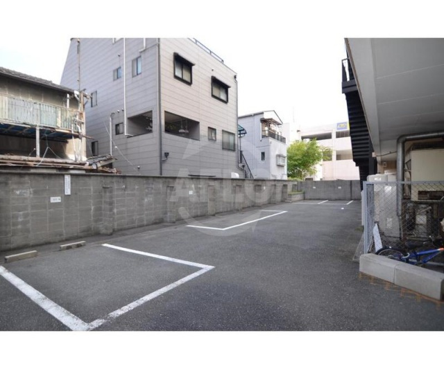 ラフィーネ針中野の駐車場