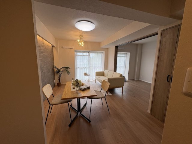 【居間・リビング】 | アーバンシティ中石田 中古マンション XM06184 | アーバンシティ中石田　リビングダイニング・洋室5帖