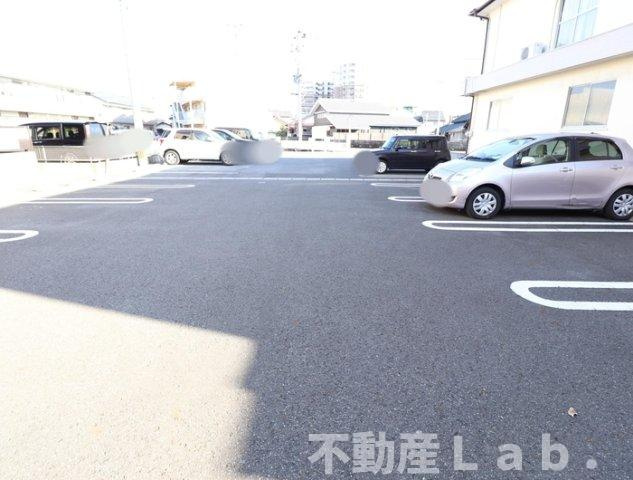 クレスト新地の駐車場