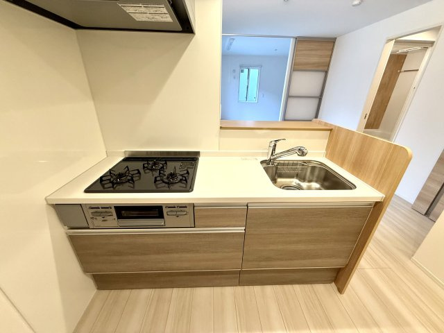 3口ガスコンロ付きのカウンターキッチンです♪