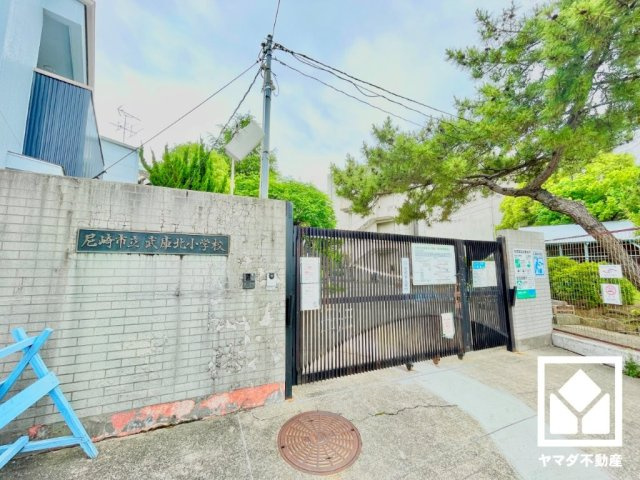 尼崎市西昆陽　第２　１号棟の外観|京都市から神戸市を結ぶ国道171号線まで一般道で約350mと近く、大阪・西宮方面へのアクセスもスムーズ。休日のお出かけや通勤も快適なカーライフが叶います。