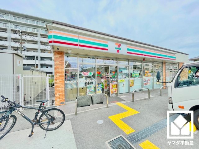 尼崎市西昆陽　第２　１号棟の外観|3面採光の窓から自然光を取り込む、開放感あふれるリビングです。隅々まで光が降り注ぎ、明るく心地の良い空間。
