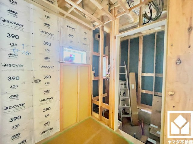 尼崎市西昆陽　第２　１号棟の外観|キッチンには床下収納がございます。災害時の非常食や食料品のストックなども保存できます。