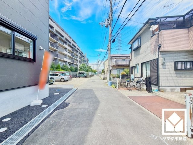 尼崎市西昆陽　第２　１号棟の前面道路含む現地写真|3段階中最も高いレベルの耐震等級3を取得。災害復興拠点に求められる水準の耐震性を備えた住宅で、住まいの安心を支えます。