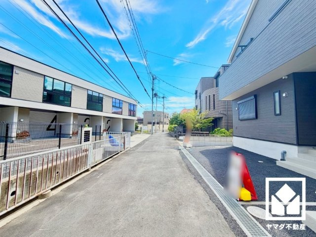 尼崎市西昆陽　第２　１号棟の前面道路含む現地写真|繰り返す地震に配慮された制震装置「SAFE365」を搭載。高層ビルの制震装置にも使われている粘弾性素材を使用しており、住宅の耐震性能を維持しながら居住性を高めます。
