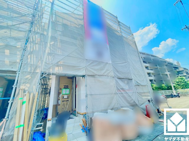 尼崎市西昆陽　第２　１号棟の外観|ココカラファインやダイソーなども出店する「イズミヤショッピングセンター昆陽」まで徒歩11分。専門店や飲食店も複数ございますので、日々のお買い物がスムーズになります。