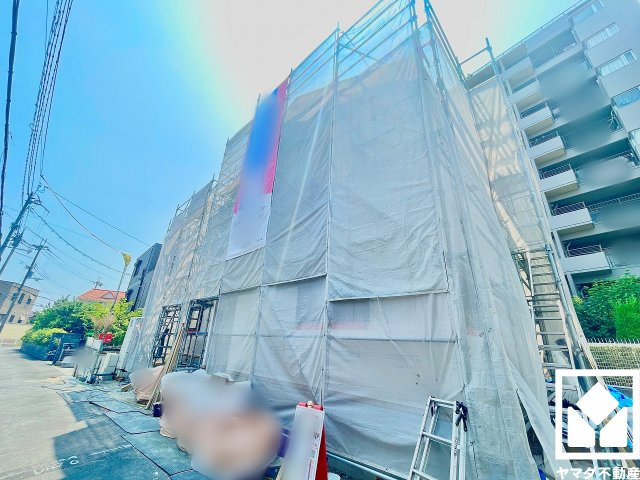 尼崎市西昆陽　第２　１号棟の外観|滑り台や砂場を備え、ゆったりとしたグラウンドが広がる「昆陽の台団地子ども広場」まで徒歩5分（約400m）。フェンスで囲まれた園内は死角が少なくお子様を見守りやすい環境で、子育て世帯の方にもお勧めです。