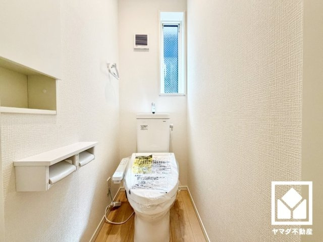 尼崎市西昆陽　第２　１号棟のトイレ|明るく清潔感溢れるトイレです。1階・2階の2か所に設置されているので、朝の忙しい時間帯も混雑を避けやすい間取りです。温水洗浄便座付きで、季節を問わずいつでも温かい便座をお使いいただけます。