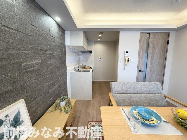 【中古マンション】前橋市南町　ダイアパレス　413号室　3LDKの居間・リビング|エコカラットのアクセント壁紙と間接照明が織りなすモダンな空間です