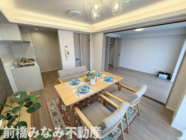 【中古マンション】前橋市南町　ダイアパレス　413号室　3LDKの居間・リビング|間接照明と天井のアクセントクロスでお部屋を広く明るい印象に見せます