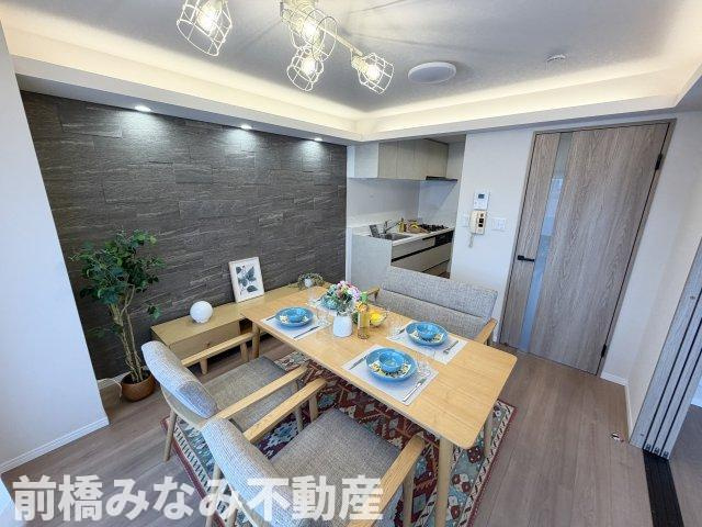 【中古マンション】前橋市南町　ダイアパレス　413号室　3LDKのダイニング|壁のエコカラットがアクセントなダイニングスペースです。
