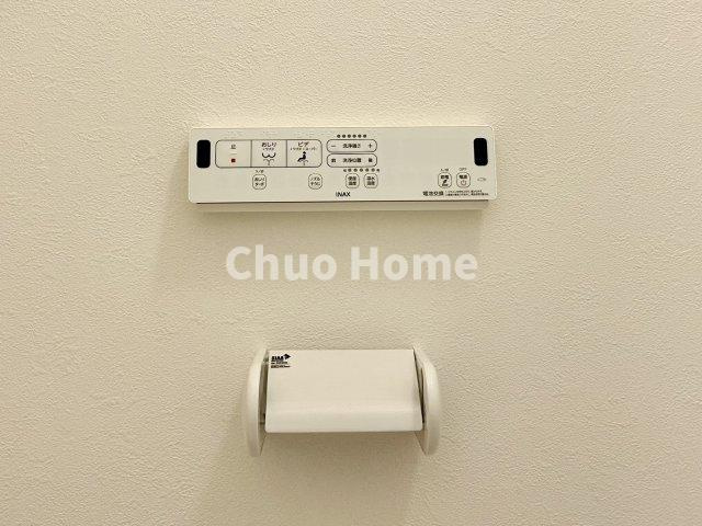江東区北砂6丁目新築分譲住宅のトイレ|【ウォシュレット】清潔に使いたいお手洗いには最適な設備です。もちろんウォームレットも標準装備です。