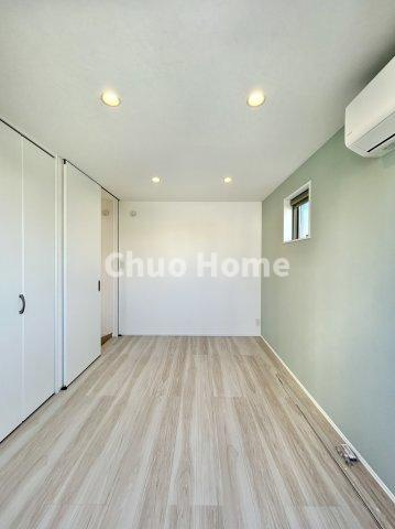 江東区北砂6丁目新築分譲住宅の洋室|【洋室】快適に過ごす条件は、一人ひとり違います。だからこそ飾り過ぎないシンプルな内装と偏り過ぎないデザインで統一しております。居住していく中でオーナー様だけの【マイホーム】に創り上げて下さい