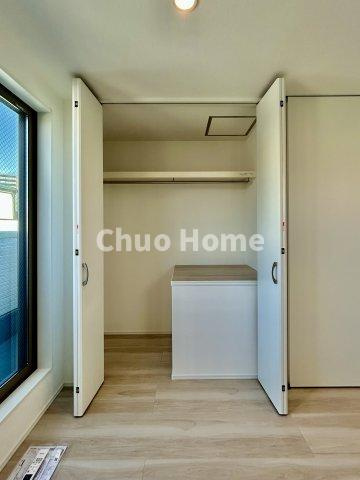 江東区北砂6丁目新築分譲住宅の収納|居室にはクローゼットを完備し、自由度の高い家具の配置が叶うシンプルな空間です。お子様の成長と必要になる子供部屋を与えるにはぴったりの間取りですね。
