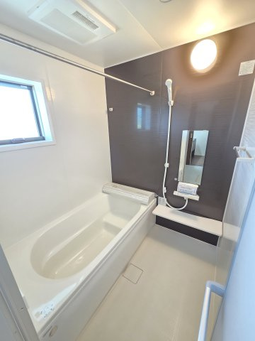 新築　伊勢崎第3茂呂町　1号棟　Livele Garden.Sの浴室|現地写真　1坪サイズのユニットバス。足を伸ばしてゆったりと湯船につかれます♪