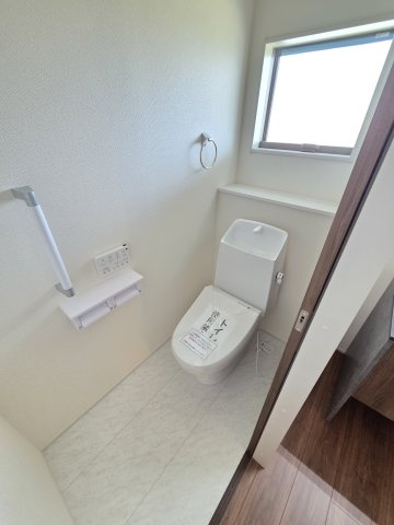 新築　伊勢崎第3茂呂町　1号棟　Livele Garden.Sのトイレ|現地写真　トイレは温水洗浄機能付きです！節水タイプなので家計に優しいトイレです！