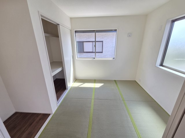 新築　伊勢崎第3茂呂町　1号棟　Livele Garden.Sの和室|現地写真　リビング横の和室です。居室、お子様のプレイルーム、客間など様々な使い方ができますね！