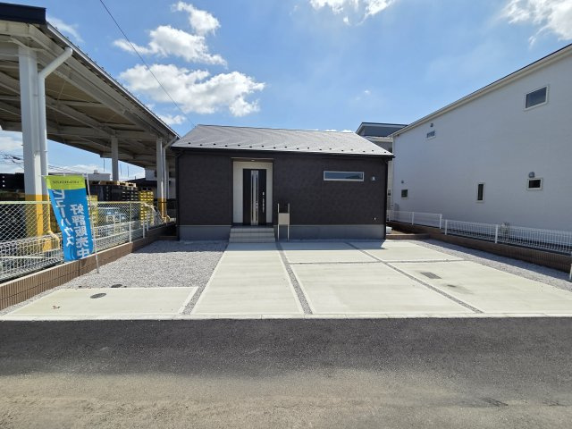 新築　伊勢崎第3茂呂町　1号棟　Livele Garden.Sの駐車場|現地写真　駐車は建物西側に並列4台可能です！