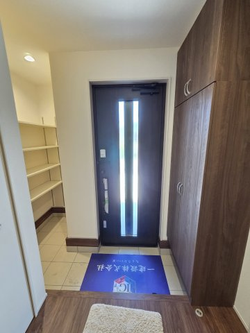 新築　伊勢崎第3茂呂町　1号棟　Livele Garden.Sの玄関|現地写真　シューズボックスとシューズインクロークで玄関スッキリ♪
