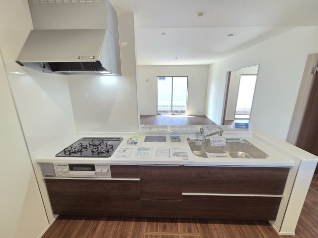 新築　伊勢崎第3茂呂町　1号棟　Livele Garden.Sのキッチン|現地写真　2550ｍｍサイズのキッチンは作業スペースが広く使いやすいです！シンクも広々で洗い物も楽々♪