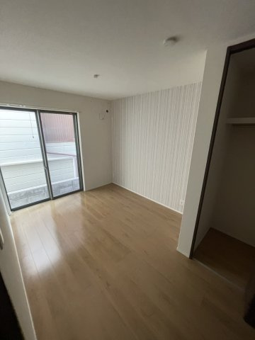 片山町３丁目戸建の洋室