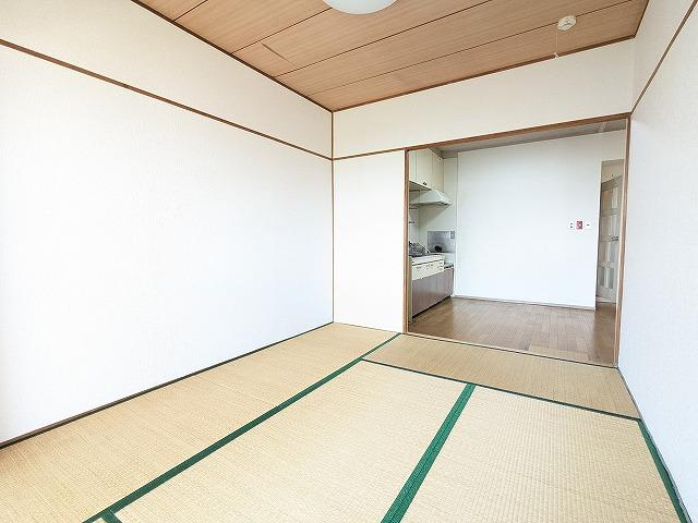 牧野駅前ハイツの和室|和室6.0帖
■物件内覧・資金計画相談・住宅ローン相談、リフォーム相談、お問合せ受付中■
※当日・翌日のご内覧、ご相談はお電話でのお問合せがスムーズです！