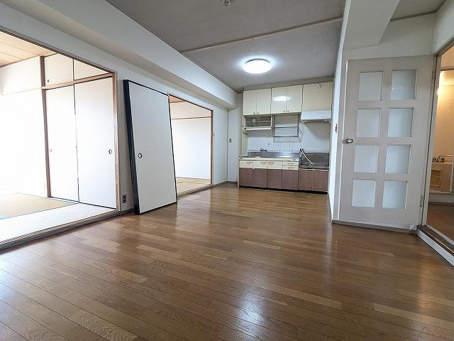 牧野駅前ハイツの居間・リビング|LDK12.5帖
■物件内覧・資金計画相談・住宅ローン相談、リフォーム相談、お問合せ受付中■
※当日・翌日のご内覧、ご相談はお電話でのお問合せがスムーズです！