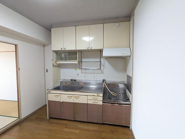 牧野駅前ハイツのキッチン|棚付きのキッチン
■物件内覧・資金計画相談・住宅ローン相談、リフォーム相談、お問合せ受付中■
※当日・翌日のご内覧、ご相談はお電話でのお問合せがスムーズです！
