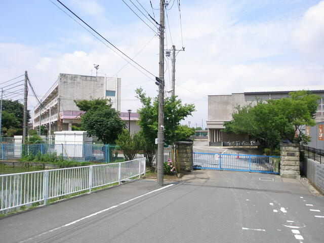 春日部市立武里中学校まで1077m